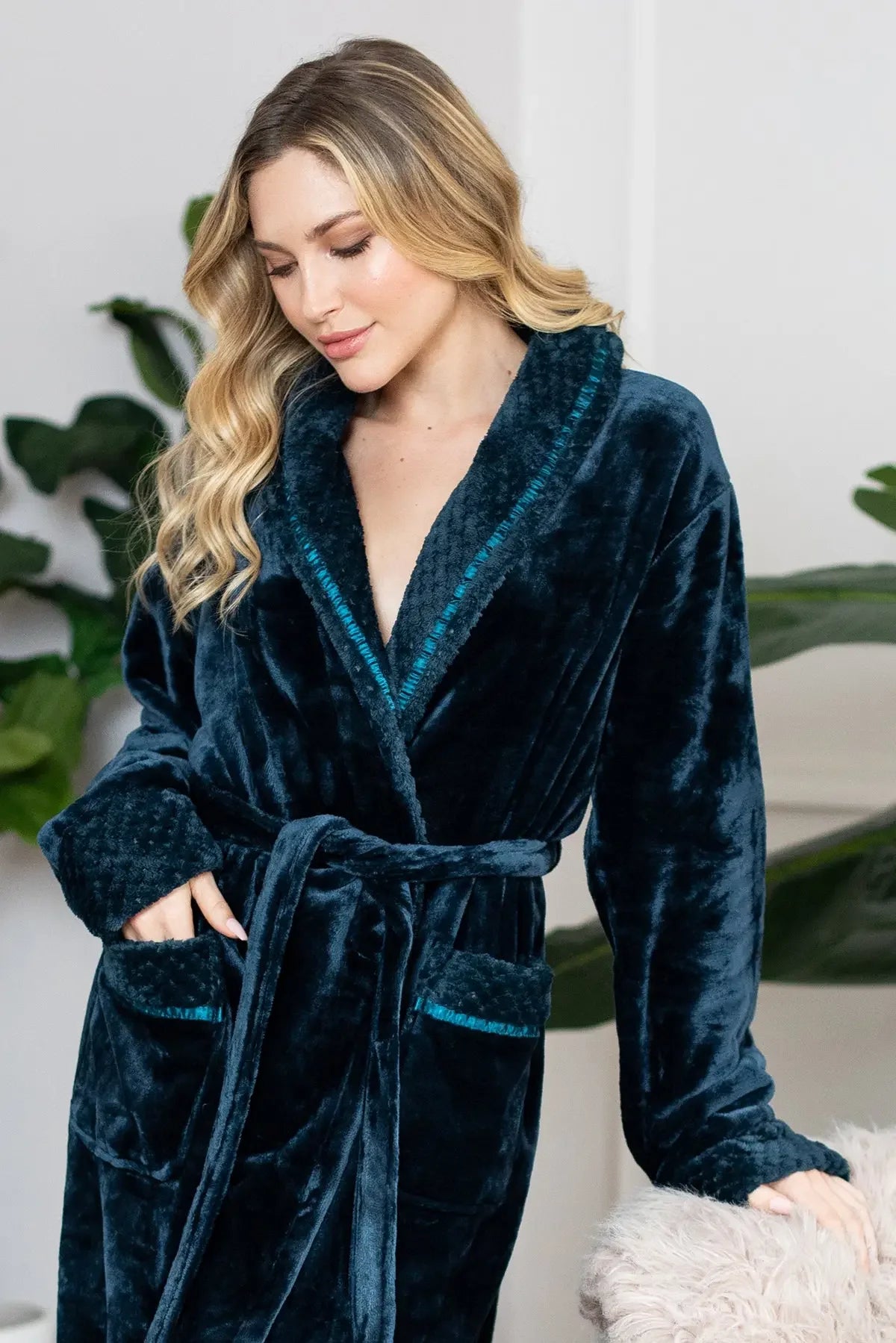 Women's Ultra Soft Plush Bathrobe - (Sizes S/M–2XL/3XL · Machine Washable)
